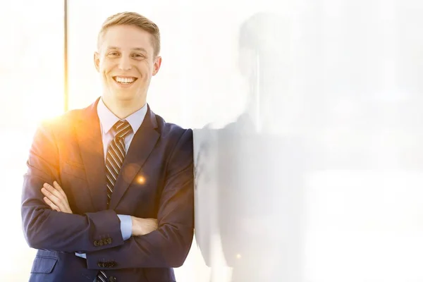 Portrait Jeune Homme Affaires Souriant Aux Bras Croisés Appuyé Sur — Photo