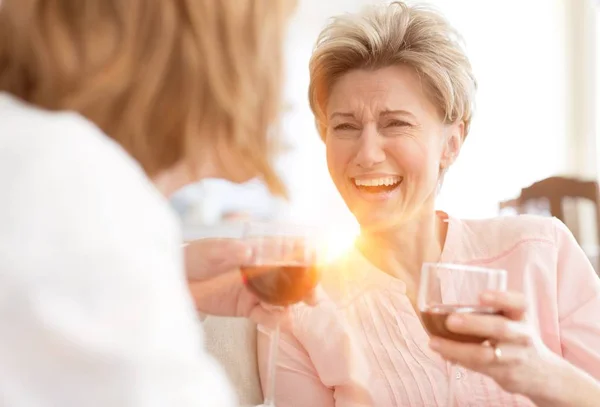 Porträtt Äldre Kvinna Ler Medan Dricker Rött Vin Hemma Med — Stockfoto