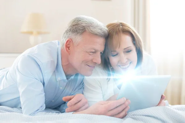 Seniorenpaar Liegt Auf Dem Bett Während Filme Auf Digitalem Tablet — Stockfoto