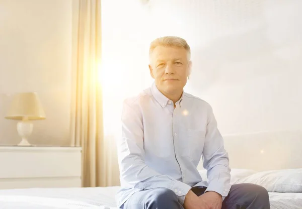 Portret Van Oudere Man Zittend Bed Met Gele Lensflare Achtergrond — Stockfoto