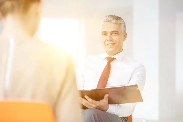 Volwassen Zakenman Bespreken Plannen Met Collega Kantoor Met Gele Lens — Stockfoto