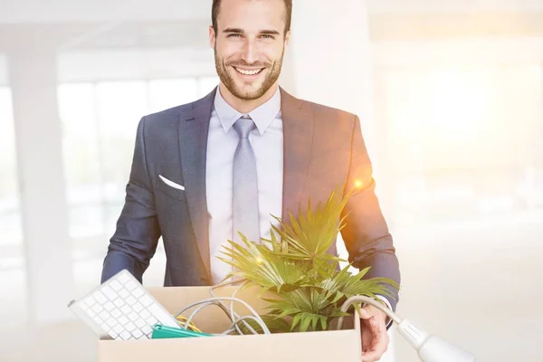 Portret Van Lachende Jonge Zakenman Staand Met Kartonnen Doos Nieuw — Stockfoto