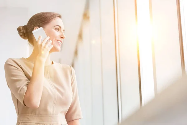 Ofiste Akıllı Telefondan Konuşurken Gülümseyen Genç Çekici Bir Kadını — Stok fotoğraf