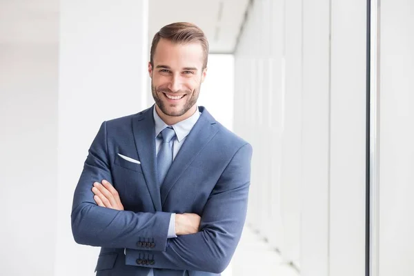 Portret Uśmiechniętego Przystojnego Biznesmen Stojący Ramionami Skrzyżowanymi Nowym Biurze — Zdjęcie stockowe