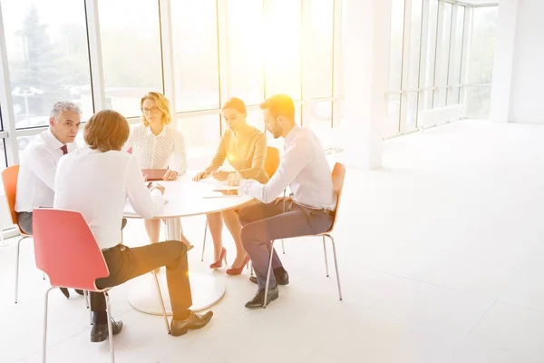 Zakelijke Collega Bespreken Tijdens Het Zitten Stoelen Tegen Het Raam — Stockfoto