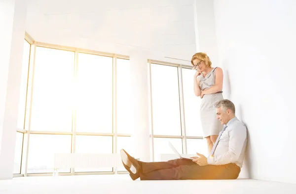 Mature Businessman Sitting Floor While Working His Laptop Businesswoman New — Stock Photo, Image