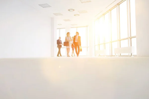 Personas Negocios Que Caminan Mientras Hablan Sala Oficinas Con Lentes —  Fotos de Stock