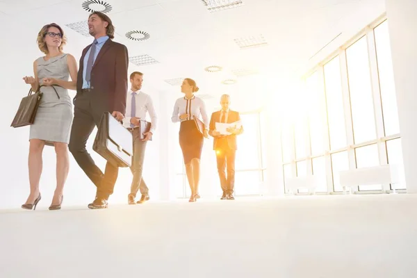 Colleghi Affari Che Camminano Vicino Finestra Nuovo Ufficio — Foto Stock