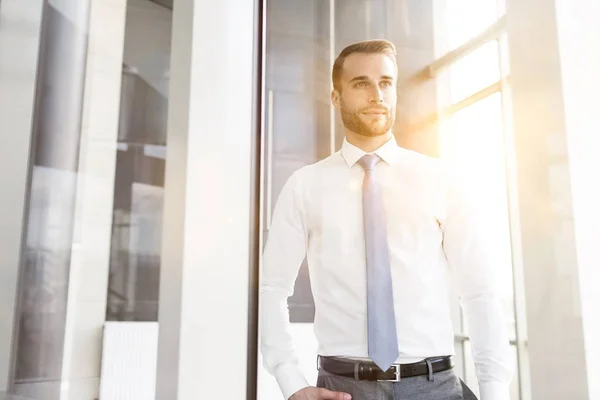 Guapo Joven Hombre Negocios Pie Una Nueva Oficina — Foto de Stock