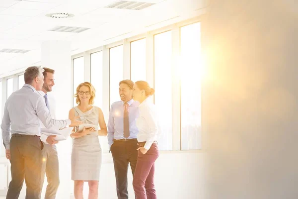 Confrères Affaires Discutant Tout Tenant Contre Fenêtre Dans Nouveau Bureau — Photo