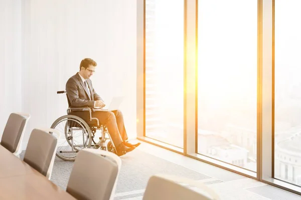 Boční Pohled Podnikatele Invalidním Vozíku Pomocí Notebooku Zasedací Místnosti Moderní — Stock fotografie