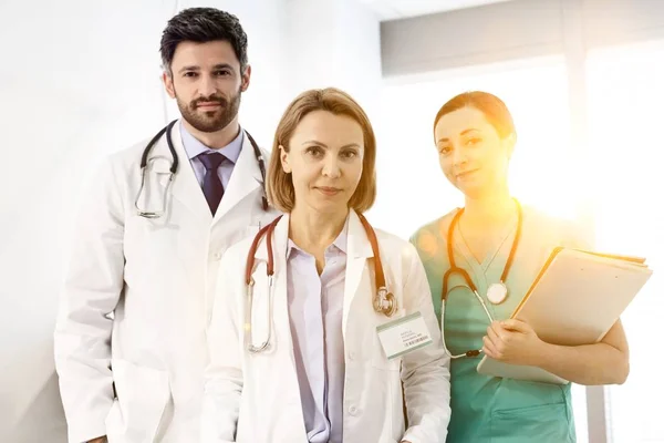 Retrato Del Equipo Médico Profesional Hospital Con Lente Amarilla Segundo — Foto de Stock