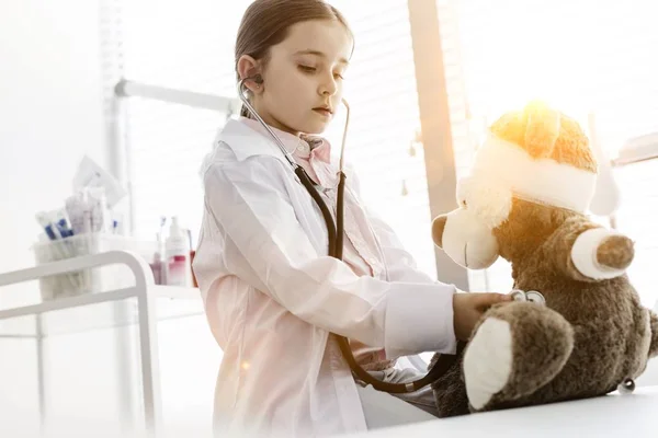 Porträtt Små Barn Rollspel Och Lyssna Nalle Hjärtslag Kliniken — Stockfoto