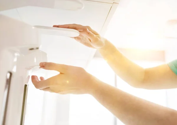 Woman Sanitising Her Hands Sink Yellow Lens Flare Background — Stock Photo, Image