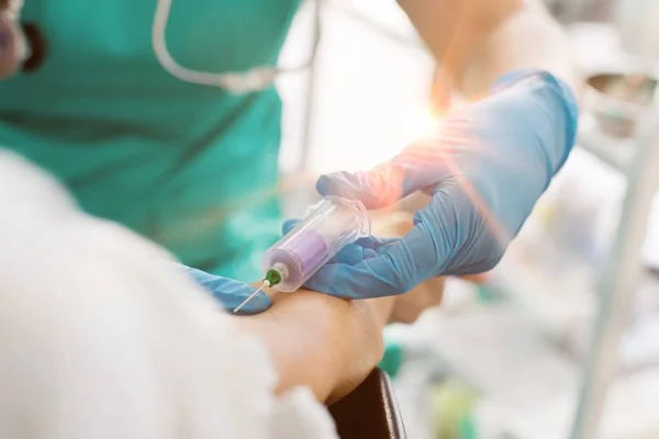Verpleegkundige Injectiespuit Aan Senior Patiënt Bloed Onderzoeken Laboratorium Met Gele — Stockfoto