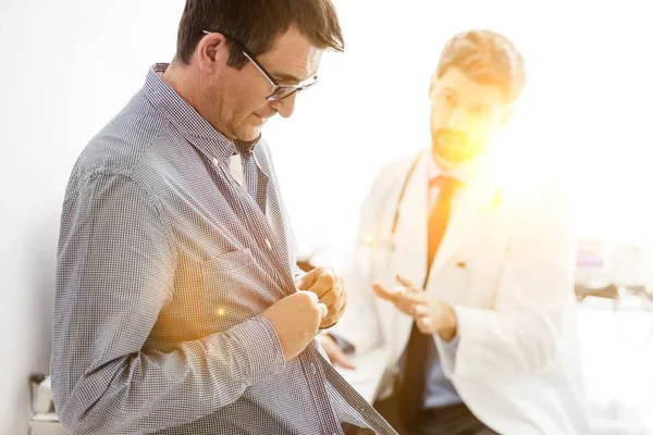 Mature Patient Taking His Sleeves Check Doctor Clinic — Stock Photo, Image