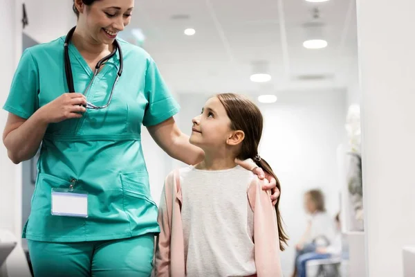 Sjuksköterska Uppmuntra Rädd Barn Patient Sjukhus — Stockfoto