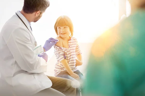 Medico Che Inietta Vaccino Bambino Clinica — Foto Stock