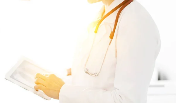 Närbild Läkare Tittar Patient Röntgen Resultat Digital Tablett Kliniken — Stockfoto