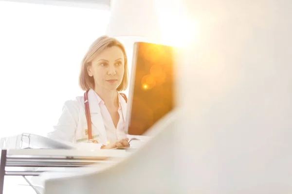 Porträt Eines Reifen Arztes Der Sitzt Während Der Arzt Das — Stockfoto