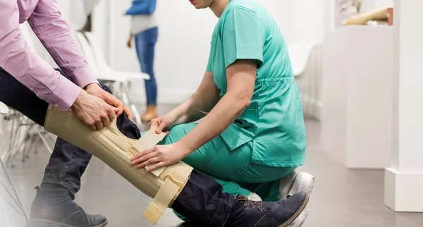 Krankenschwester Richtet Verletzten Patienten Beinverband Klinik Ein — Stockfoto