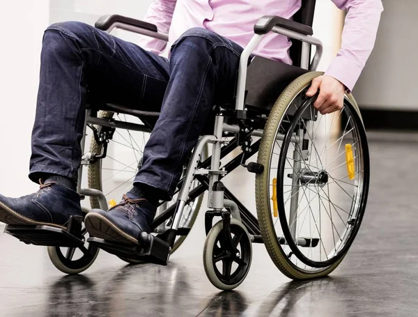 Пострадавший Мужчина Сидящий Инвалидной Коляске Находится Больнице — стоковое фото