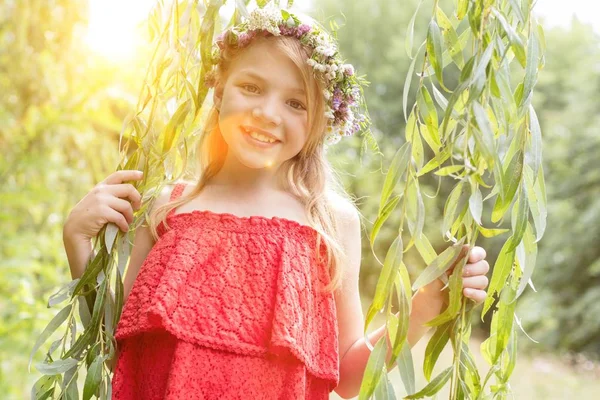 Portrét Usměvavé Dívky Květinách Stojící Uprostřed Listí Parku — Stock fotografie