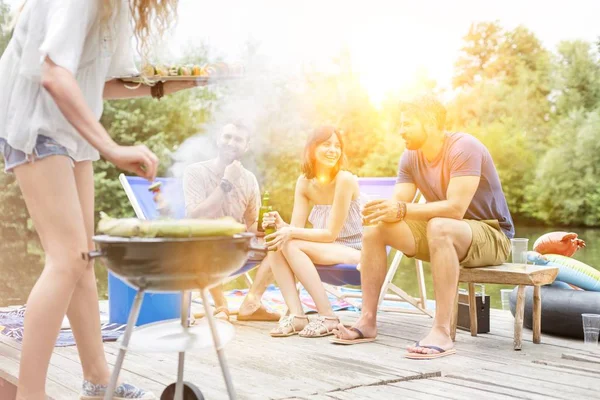 Comida Asada Mientras Disfruta Picnic Con Amigos Muelle Del Lago — Foto de Stock