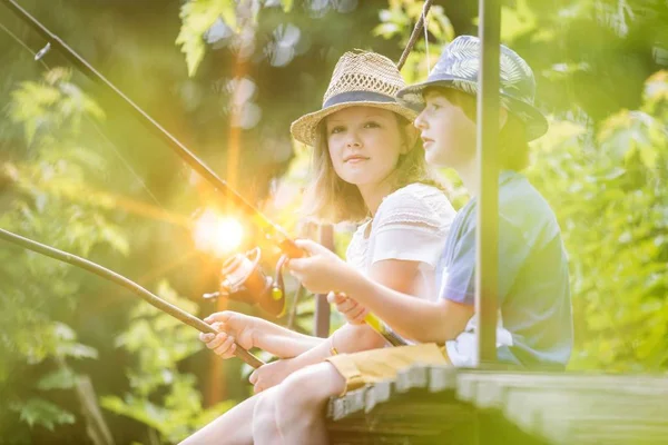 Gölde Bitiren Iki Küçük Çocuğun Portresi — Stok fotoğraf