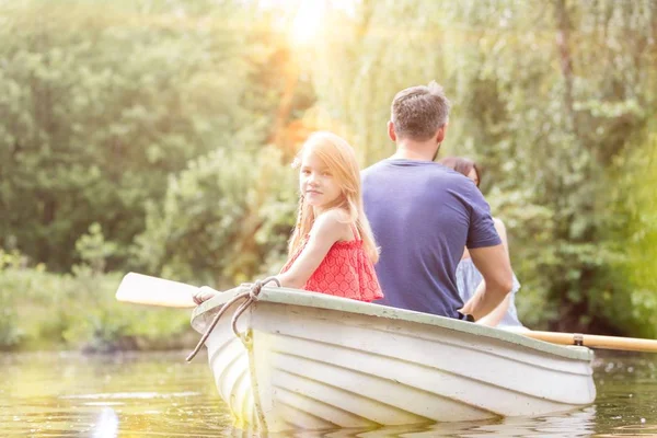 Lens Flared Imagem Uma Família Barco Remo Juntos Lago — Fotografia de Stock