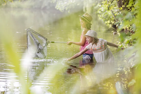 Niñas Pescando Lago Por Plantas — Foto de Stock