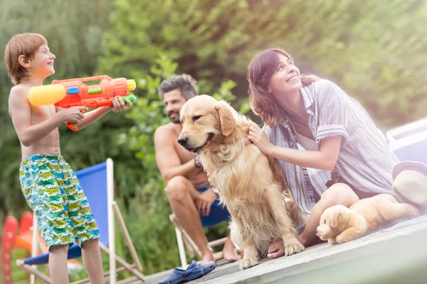 Tilt Shot Rodziny Psem Golden Retriever Molo — Zdjęcie stockowe