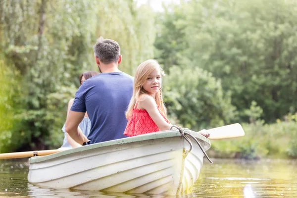 Porträt Eines Süßen Mädchens Das Sommer Mit Seinem Vater Auf — Stockfoto