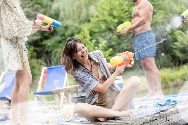 Fröhliche Paare Genießen Sommer Mit Wasserpistolen Der Seebrücke — Stockfoto