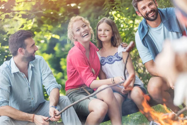 Tilt Shot Van Gelukkige Familie Met Mannelijke Vriend Roosteren Worst — Stockfoto