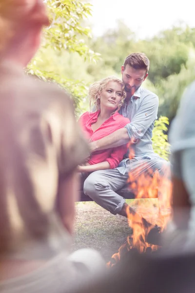 Full Length Smiling Young Couple Sitting Bench Campfire Park — Stock Photo, Image