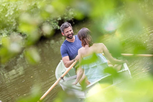 Gelukkig Midden Volwassen Paar Varen Het Meer Tijdens Zomer — Stockfoto