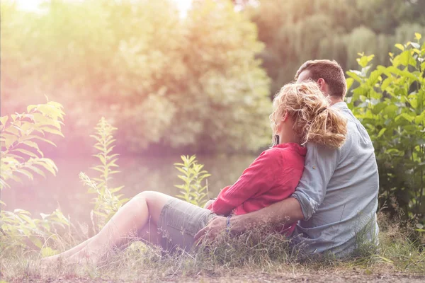 Pleine Durée Couple Assis Dans Parc — Photo