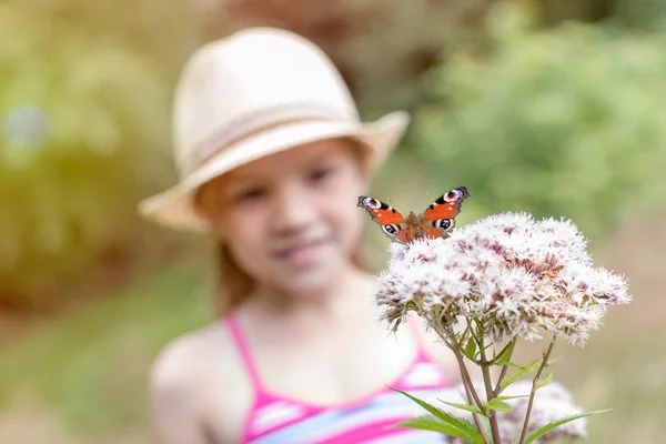 Parkta Çiçeklerin Üzerine Tüneen Kelebeğe Bakan Kız — Stok fotoğraf