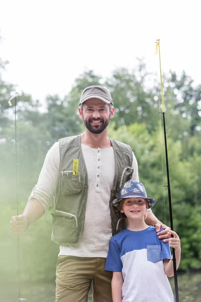 Apa Fia Halászati Ülve Mólón — Stock Fotó