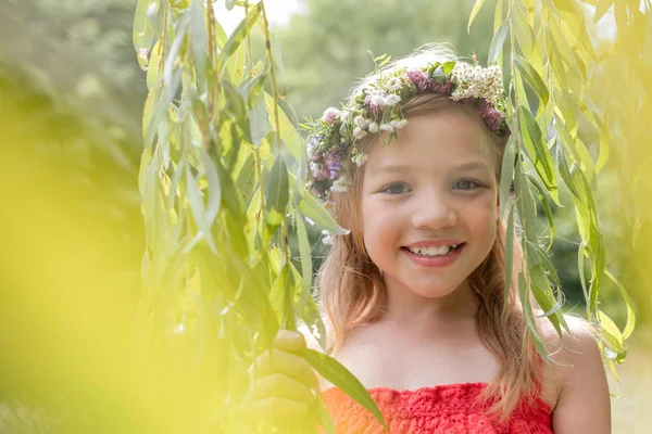 Portrét Usměvavé Dívky Květinách Stojící Uprostřed Listí Parku — Stock fotografie