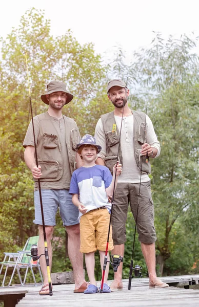 Volledige Lengte Portret Van Glimlachende Mannetjes Staan Met Hengels Pier — Stockfoto