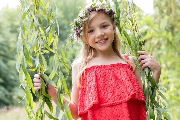 Portrait Smiling Girl Wearing Flowers Standing Amidst Leaves Park — 图库照片