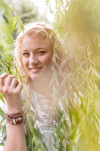 Retrato Una Hermosa Mujer Sonriente Pie Medio Hojas Parque — Foto de Stock