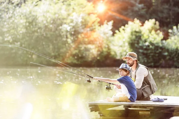 Padre Hijo Pescando Lago Mientras Están Sentados Muelle —  Fotos de Stock