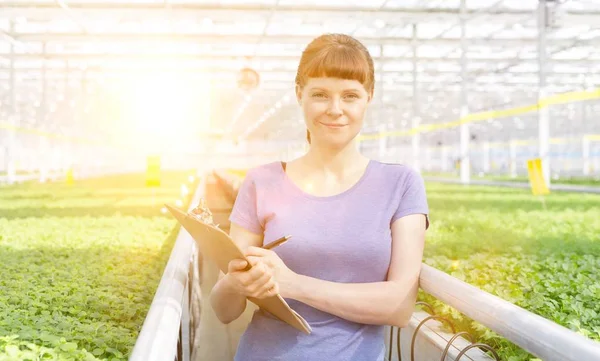 Portret Van Jonge Vrouwelijke Botanicus Permanent Met Klembord Plant Kwekerij — Stockfoto