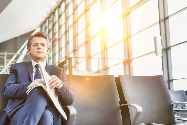 Volwassen Zakenman Zitten Het Lezen Van Krant Tijdens Het Wachten — Stockfoto