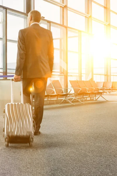 Rückansicht Eines Gestandenen Geschäftsmannes Der Mit Seinem Koffer Gate Zum — Stockfoto