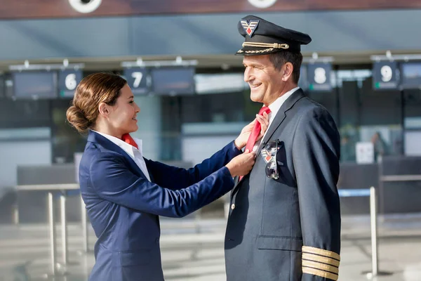 Joven Asistente Vuelo Atractiva Ajustando Corbata Cuello Del Piloto Aeropuerto —  Fotos de Stock