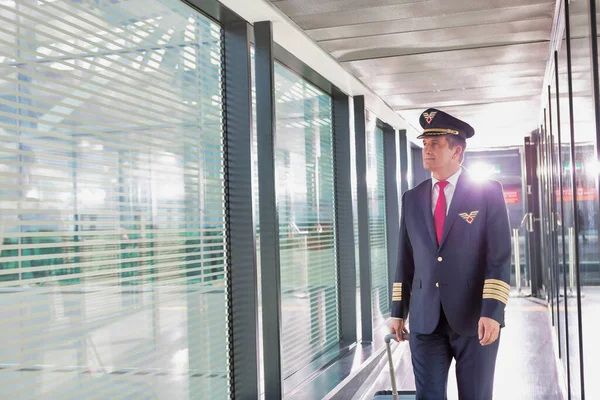 Retrato Piloto Maduro Caminando Con Maleta Aeropuerto —  Fotos de Stock